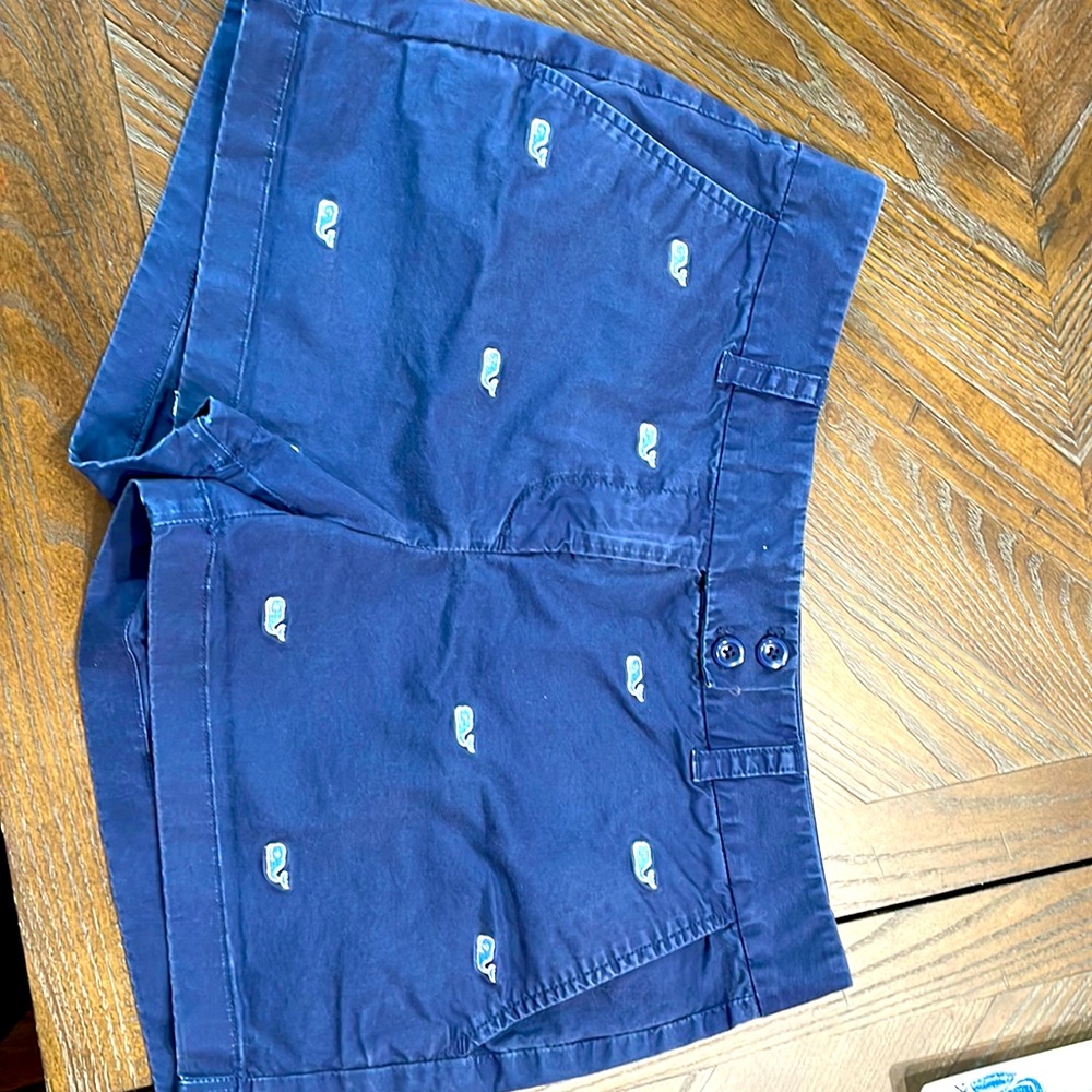 Vineyard Vines navy whale short
